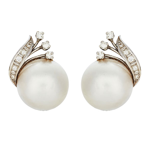 Pendientes en oro blanco con perla mabe de 17 mm. coronada por diamantes tallas brillante y 8/8.