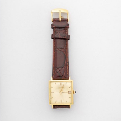 Reloj marca Boucherón con caja chapada en oro y esfera champán.