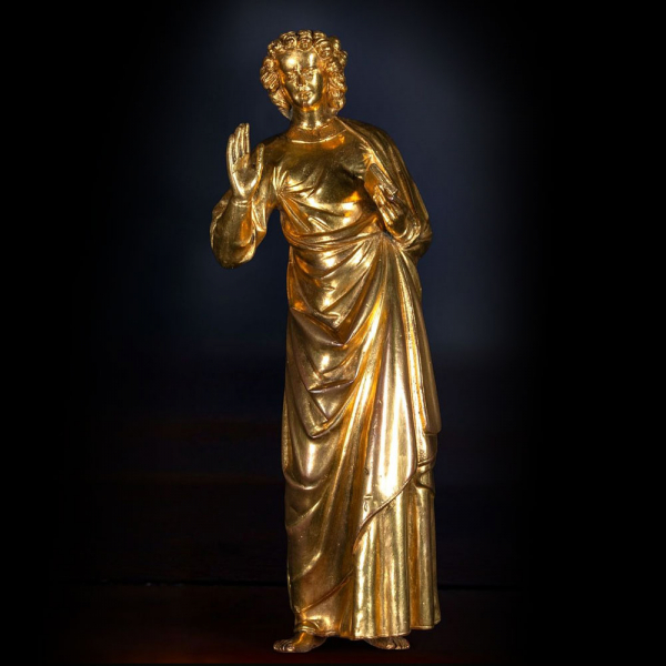 Escultura de San Juan Evangelista en cobre dorado, Tesoro de la Catedral de Ruan, Francia, siglo XVIII (c. 1776). 