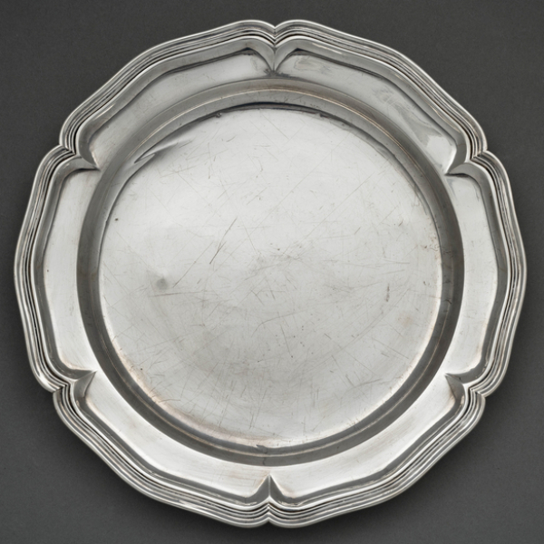 Bandeja ovalada ingleteada en plata española punzonada del siglo XX