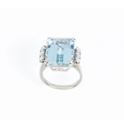 Sortija en oro blanco 14 K, con una bella aguamarina natural, talla esmeralda, de 11.15 ct aprox. y diamantes.