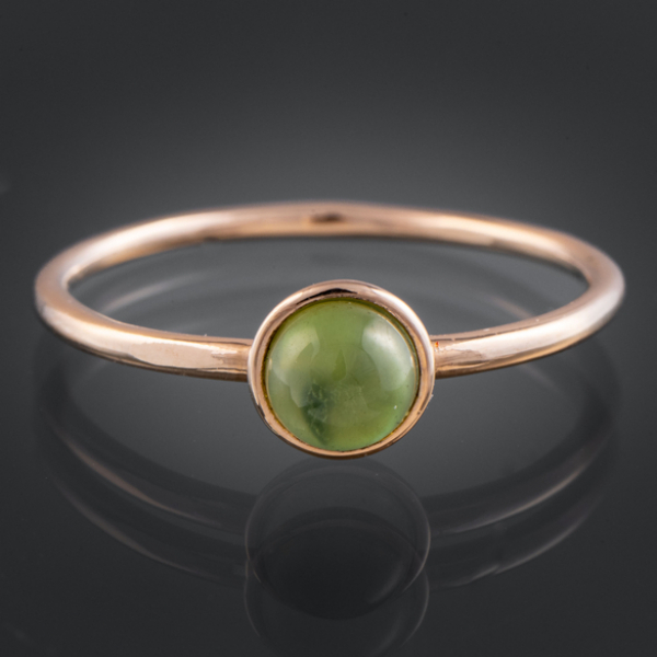 Anillo en oro amarillo de 18 kt con cuarzo olivina en el centro.