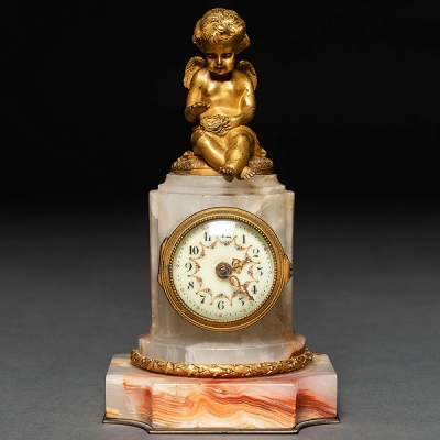 &quot;Cupido alado&quot; Reloj estilo Luís XVI en ónix y bronce dorado. Trabajo Francés, Siglo XIX 
