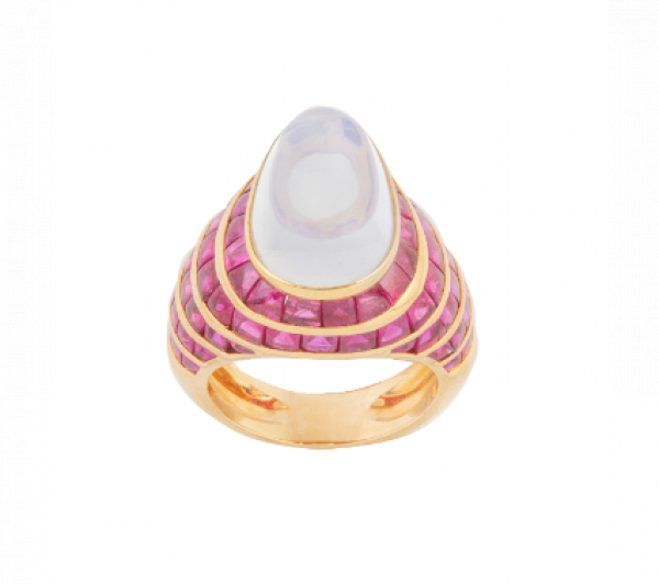 Sortija bombé con cabuchón aperado de piedra luna oval, con montura cuajada de rubíes y oro amarillo de 18 K.