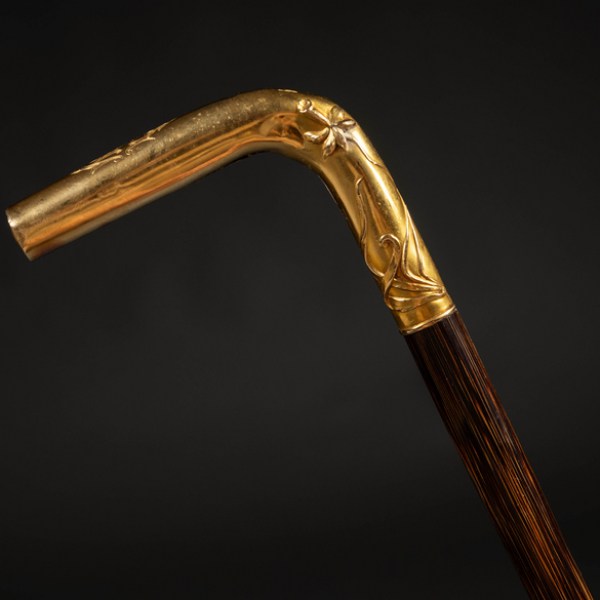 Bast&oacute;n en madera con empu&ntilde;adura laminada en oro del siglo XX.