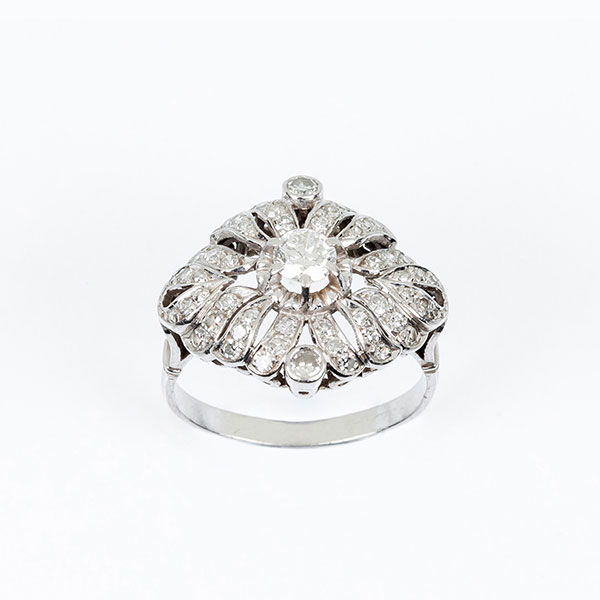 Bella sortija vintage, estilo 'art-decó', en sólida montura de platino u oro blanco 18 K con limpio y blanco brillante central 