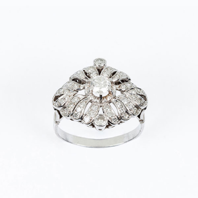 Bella sortija vintage, estilo &#039;art-decó&#039;, en sólida montura de platino u oro blanco 18 K con limpio y blanco brillante central 