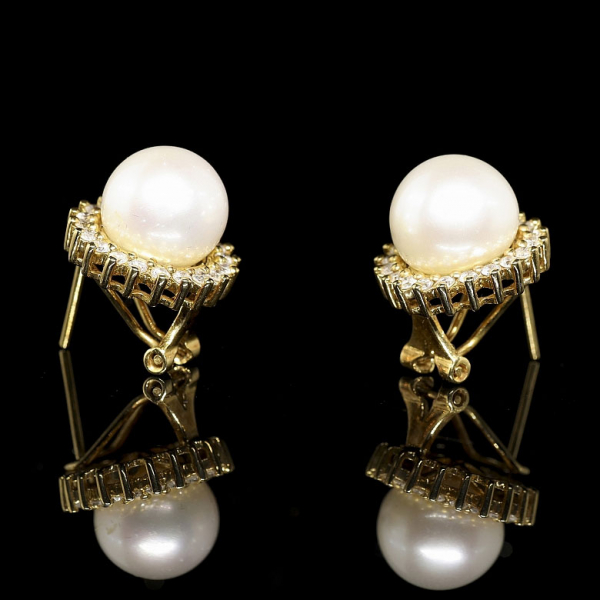Pendientes en oro amarillo de 18 kt con perlas y diamantes.  