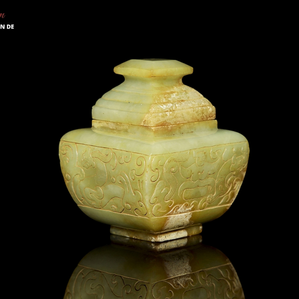 Recipiente con tapa de jade amarillo "Dragones", Dinastía Han. 