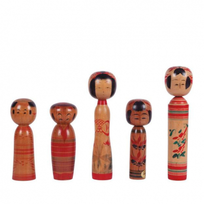 Cinco mu&ntilde;ecas japonesas Kokeshi S. XX. Realizadas en madera tallada, torneada y entintada 