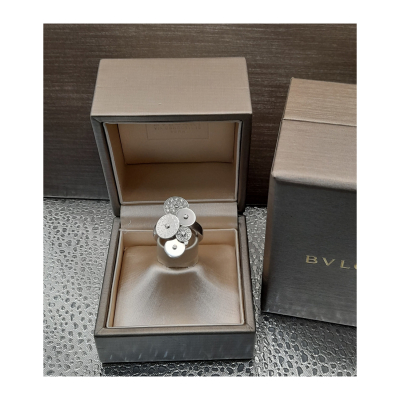 BVLGARI «Cicladi». Sortija de la prestigiosa firma realizada en oro blanco con cinco discos giratorios, dos con diamantes talla brillante engastados en pavé y uno con el nombre de la marca.