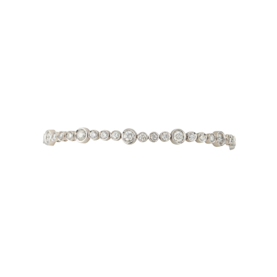 Pulsera rivière en oro blanco con diamantes talla brillante engastados en chatón.