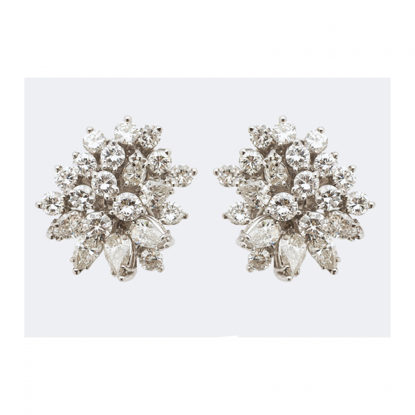 Pendientes en oro blanco con diamantes tallas brillante y perilla engastados en garras.