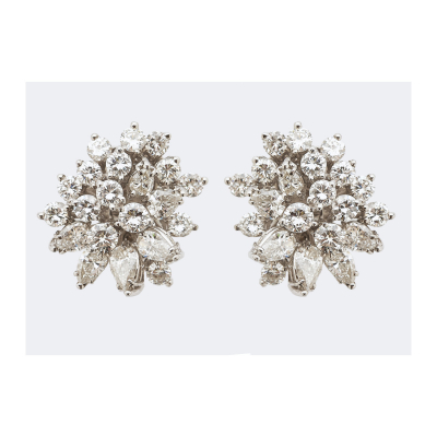 Pendientes en oro blanco con diamantes tallas brillante y perilla engastados en garras.