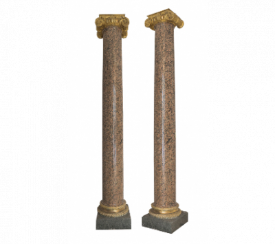 Pareja de columnas en granito rosa con capitel dorado de orden jónico de bronce dorado. S. XIX.