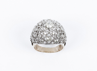 Sortija vintage en sólida montura de oro blanco y amarillo, diseño calado &#039;bombé&#039;, con un limpio y blanco diamante talla antigua &#039;cojín&#039; en garras de ilusión sobre motivo en red de cordoncillo, cuajada de blancos diamantes talla 8/8, en garras