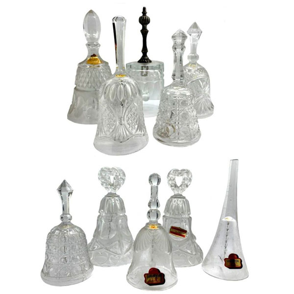 Conjunto de 10 campanas de cristal tallado alemán con diseño variado.