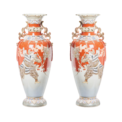 Pareja de jarrones en porcelana japonesa de Satsuma con decoraciones esmaltadas de guerreros, c.1920-1930.