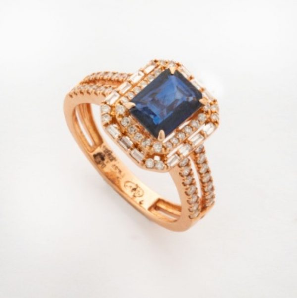 Sortija en oro rosa con zafiro central y  diamantes