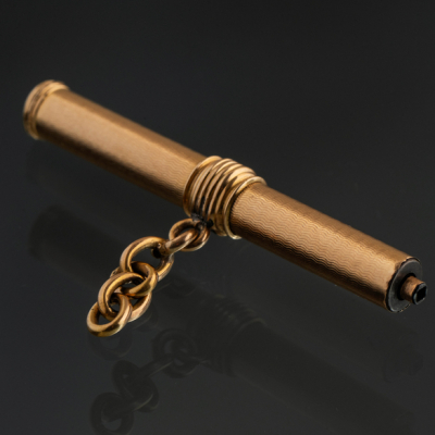 Enganche en forma de T de cadena de leontina en oro amarillo de 18 kt.