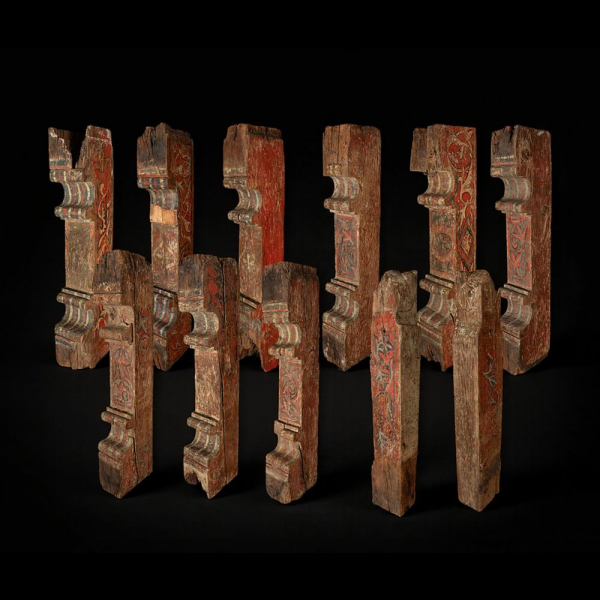 Excepcional Artesonado Románico del siglo XII formado por 11 piezas en madera policromada.