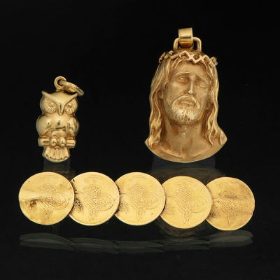 Conjunto de dos colgantes y Alfiler en oro amarillo de 18 kt.