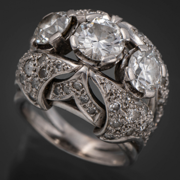 Sortija tresillo en oro blanco de 18 kt con tres brillantes talla antigua de 1,5 qt. (Aprox)
