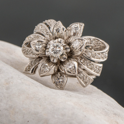 Anillo en oro blanco de 18kt en forma de flor cuajado de brillantes.