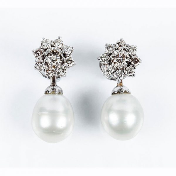 Pendientes en oro blanco 18 K, con un rosetón de limpios diamantes y una bella perla australiana 