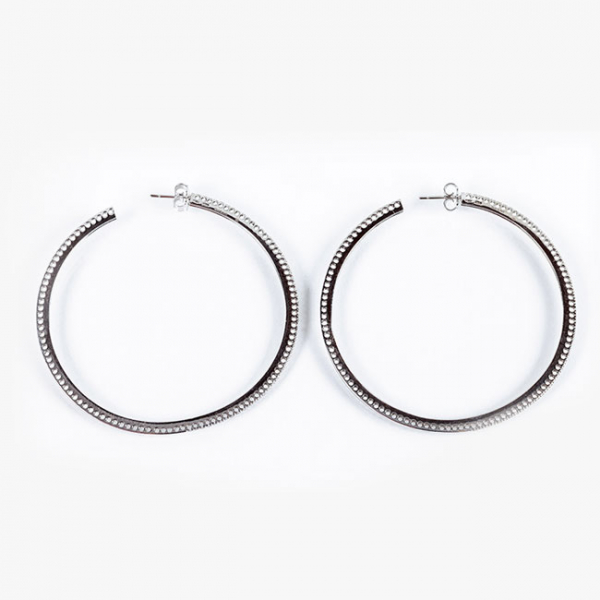 Grandes pendientes criollas de aro en oro blanco 18 K, decorados en fila de limpios y blancos diamantitos talla brillante (110 bts: 0.60 ct aprox., características estimadas: color H, pureza VS).