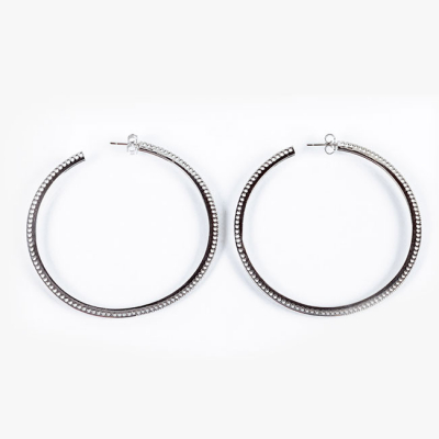 Grandes pendientes criollas de aro en oro blanco 18 K, decorados en fila de limpios y blancos diamantitos talla brillante (110 bts: 0.60 ct aprox., características estimadas: color H, pureza VS).