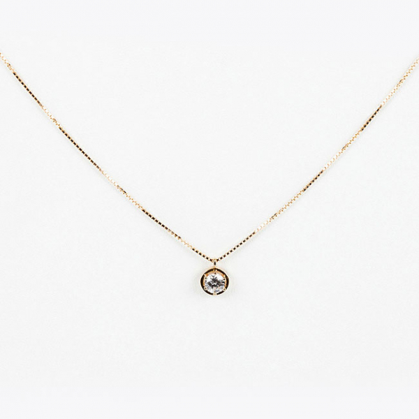 Cadena veneciana en oro amarillo 18 K con un limpio y blanco diamante natural, talla brillante en colgante con garritas