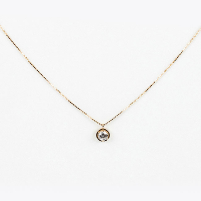 Cadena veneciana en oro amarillo 18 K con un limpio y blanco diamante natural, talla brillante en colgante con garritas