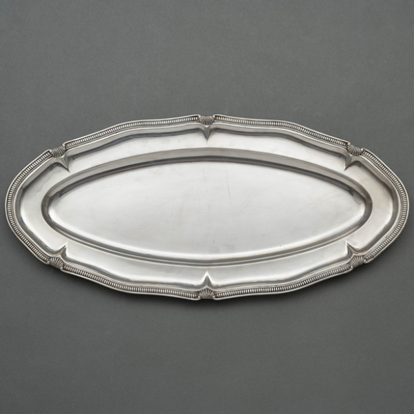 Fuente oval ingleteado en plata española y punzonada. S. XX