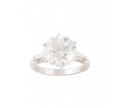 Sortija solitario con brillante de 4,28 ct, color estimado L, y grado de pureza estimada VS2.   En oro blanco de 18 K.