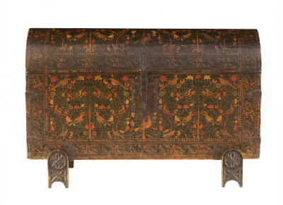 Baúl con tapa de medio cañon de madera laqueada y pintada con flores y pájaros.  Trabajo novohispano, S. XVIII. 