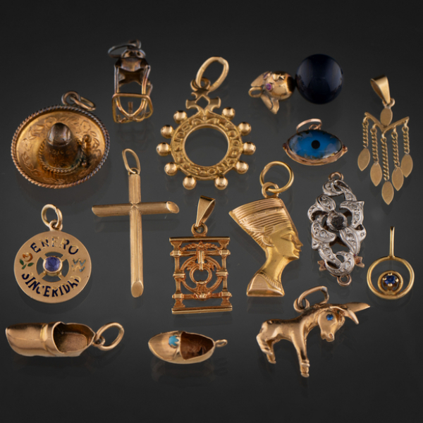 Miscelánea de varios colgantes en oro amarillo de 18 kt.