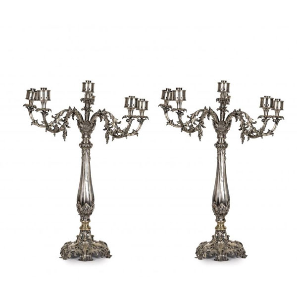 Pareja de grandes candelabros en metal plateado, posiblemente plateado inglés Sheffield de la manufactura Elkington &amp; Co.