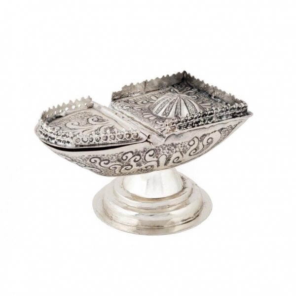 Naveta realizada en plata española sin punzón visible