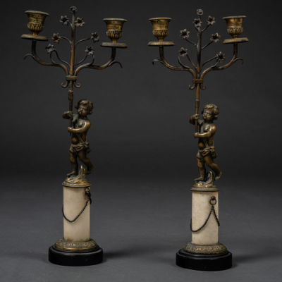 Pareja de candelabros de dos luces en bronce dorado y plinto circular en mármol blanco con base circular en mármol negro del siglo XIX