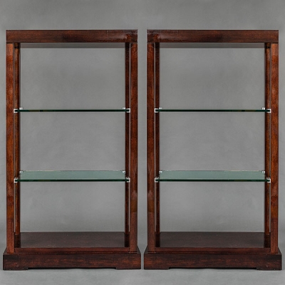 Conjunto de dos vitrinas en madera lacada