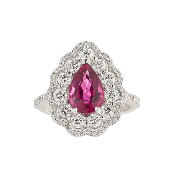 Sortija rosetón en oro blanco con zafiro rosa talla perilla orlado por diamantes talla brillante.