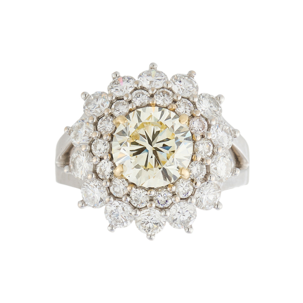Sortija rosetón en oro blanco con centro y doble orla de diamantes talla brillante. Peso diamante pricipal: 1,91 ct. aprox.