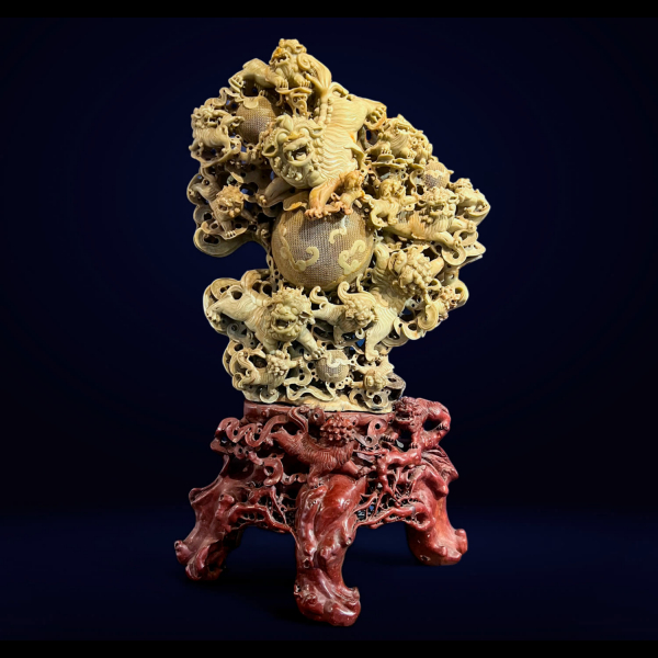 Monumental Grupo Chino con Perros de Fo en piedra jabón, trabajo Chino de Cantón del siglo XIX para la exportación.