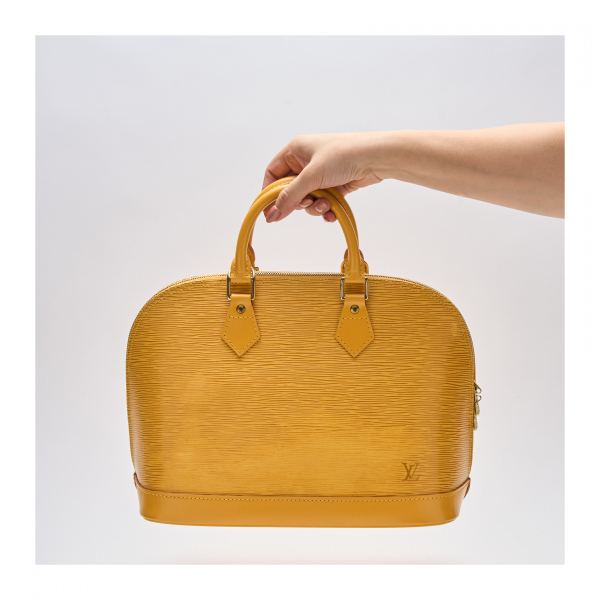 LOUIS VUITTON. Bolso modelo «Alma» en piel de tonalidad amarilla con cierre en doble cremallera. En buen estado, c.1998.