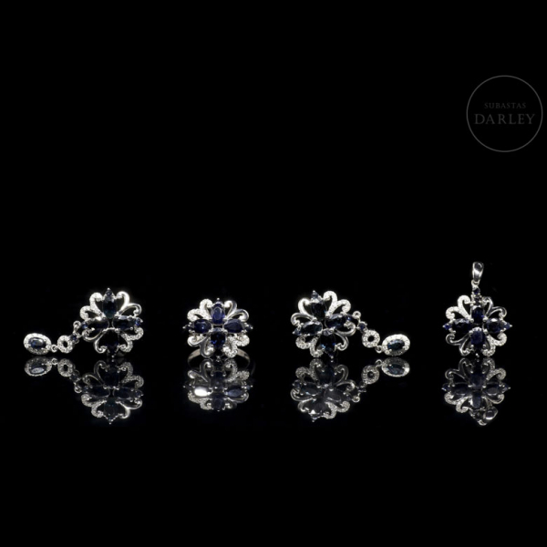 Conjunto en oro blanco de 18 kt con zafiros y diamantes formado por pendientes, colgante y anillo.