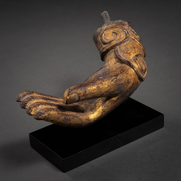 "Mano de Buda" Escultura en madera tallada y dorada del siglo XVIII-XIX.