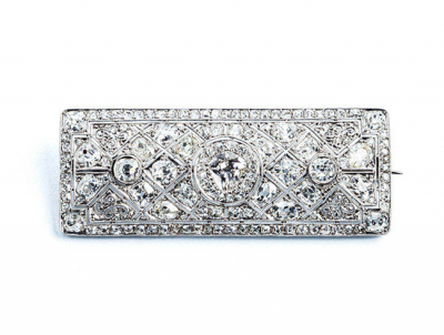 Espléndido broche antiguo, &#039;art-decó&#039;, en montura rectangular calada de platino, cuajado de blancos diamantes talla brillante antigua, y talla &#039;cojín&#039;