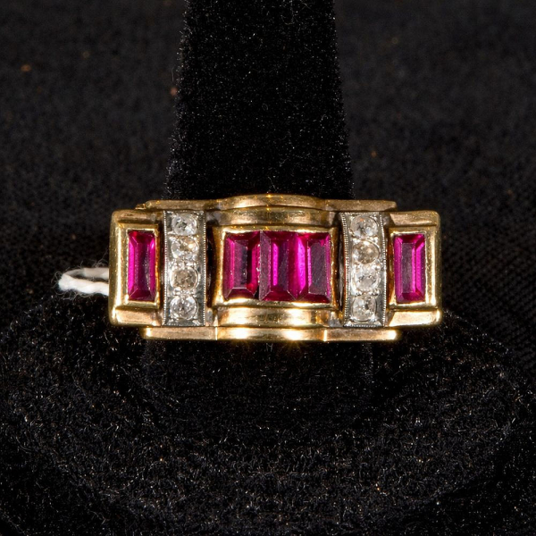 Sortija chevalier en oro amarillo de 18 k con rubíes en pavé y diamantes talla brillante.