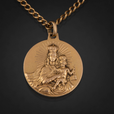Cadena de eslabones y medalla de la Virgen con el ni&ntilde;o en oro amarillo de 18 kt.